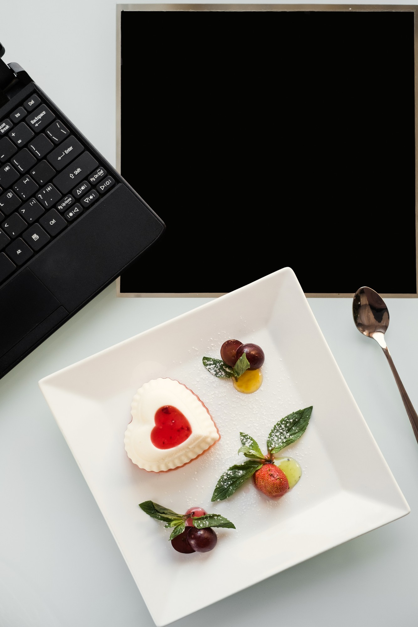 Piatto impiattato con cura e decorazioni